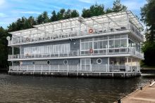 Плавучий ресторан на воде