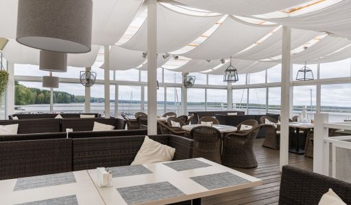 Плавучий ресторан на воде