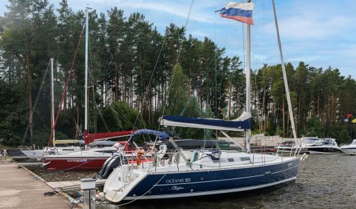 Плавучий ресторан на воде