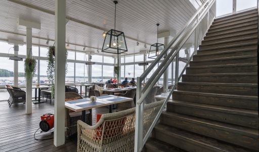 Плавучий ресторан на воде