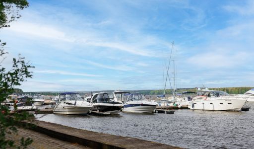 Плавучий ресторан на воде