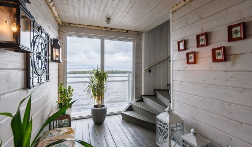 Плавучий ресторан на воде