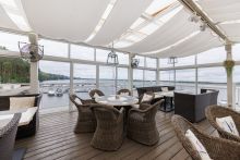 Плавучий ресторан на воде