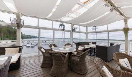 Плавучий ресторан на воде