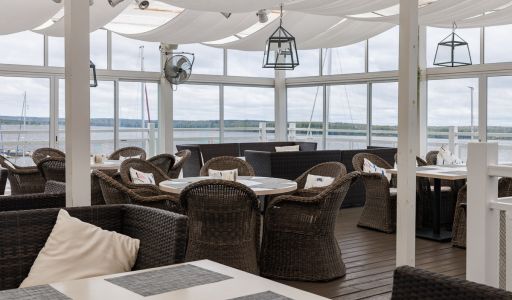 Плавучий ресторан на воде