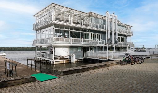 Плавучий ресторан на воде