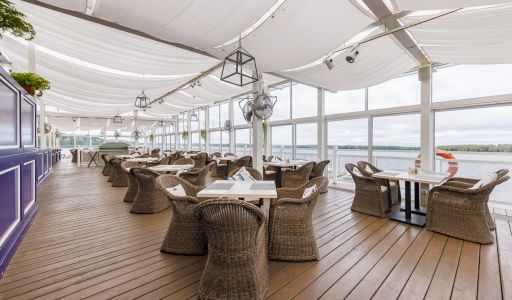 Плавучий ресторан на воде