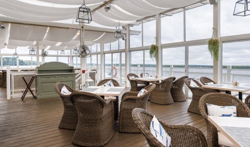 Плавучий ресторан на воде