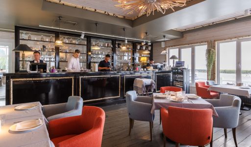 Плавучий ресторан на воде