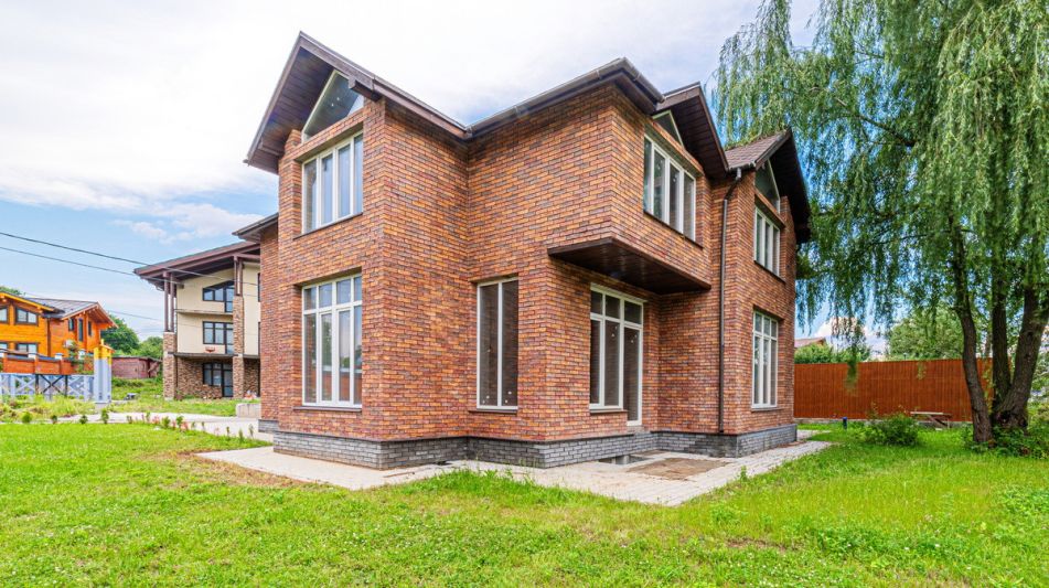 Дом на берегу в п. Вешки