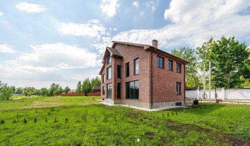 Дом на берегу в п. Вешки