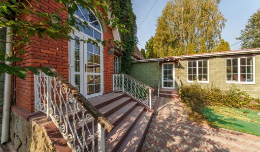 Дом с бассейном в КП Урожай