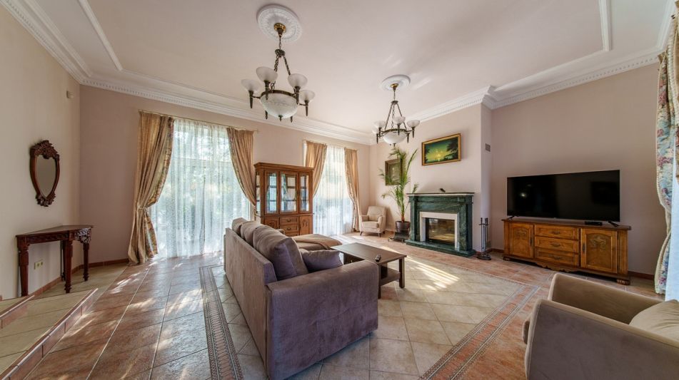 Дом с бассейном в КП Урожай