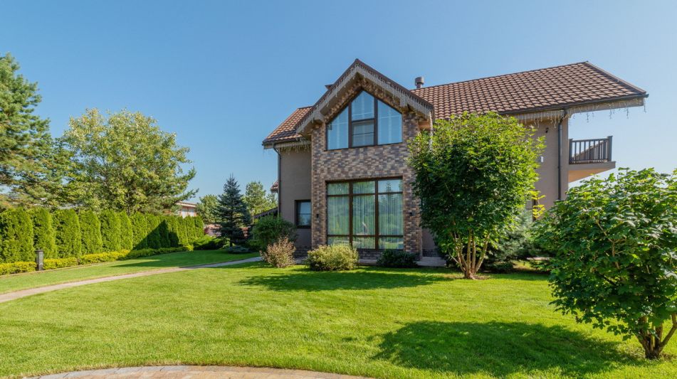 Современный дом у воды в Пестово