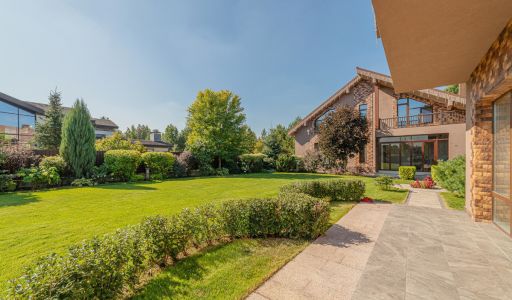 Современный дом у воды в Пестово