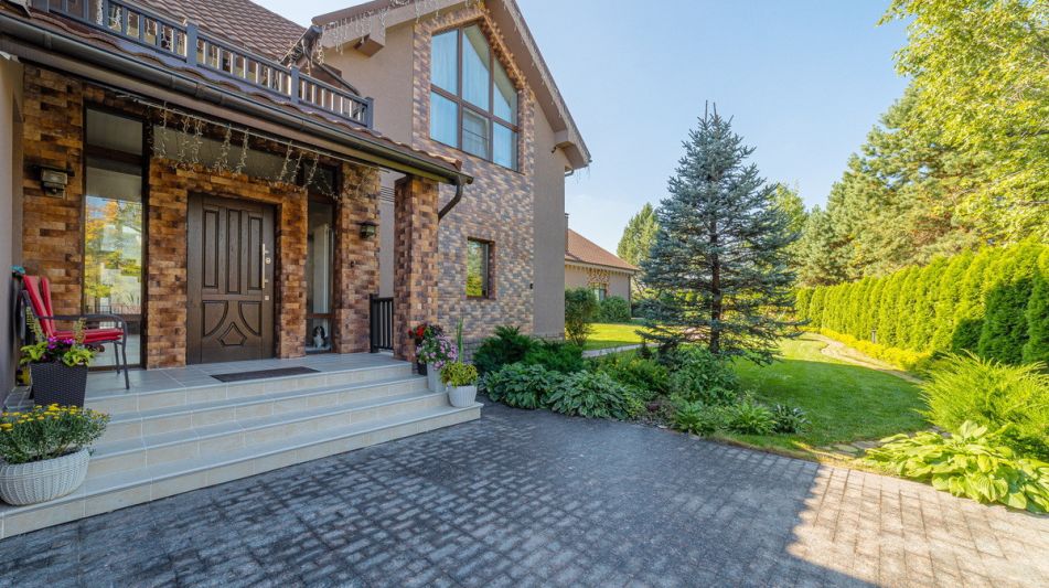 Современный дом у воды в Пестово