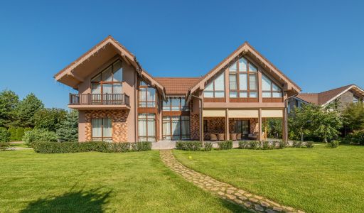 Современный дом у воды в Пестово