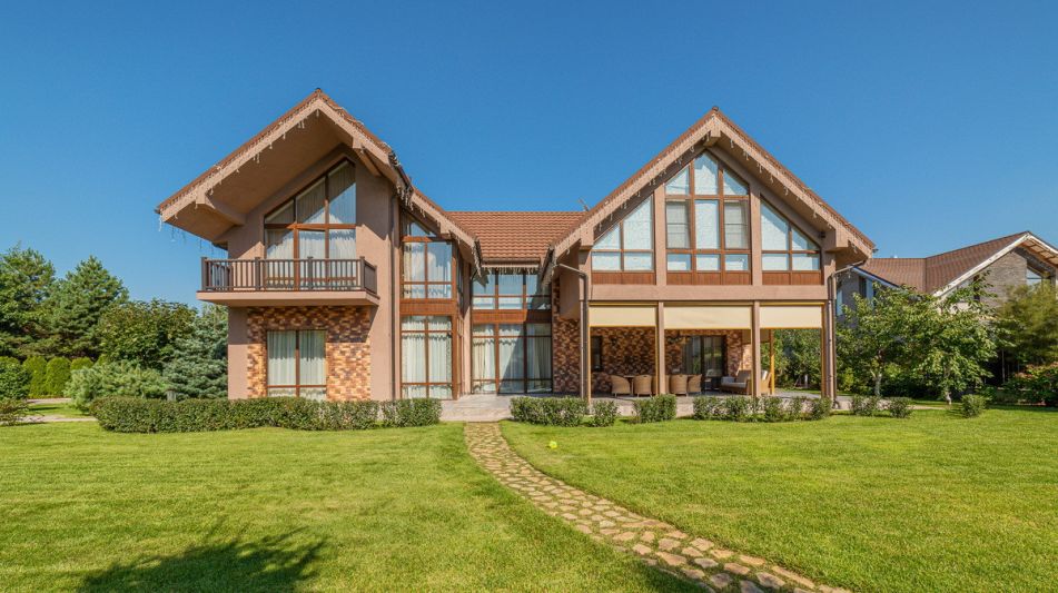 Современный дом у воды в Пестово