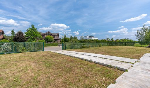 Прилесной участок в гольф Пестово