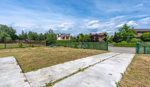 Прилесной участок в гольф Пестово