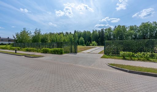 Прилесной участок в гольф Пестово