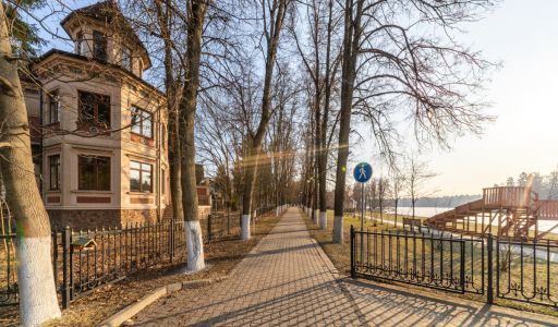 Таунхаус у озера в КП Довиль