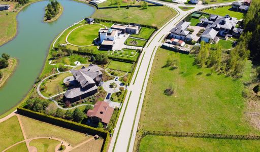 Прилесной участок в гольф Пестово