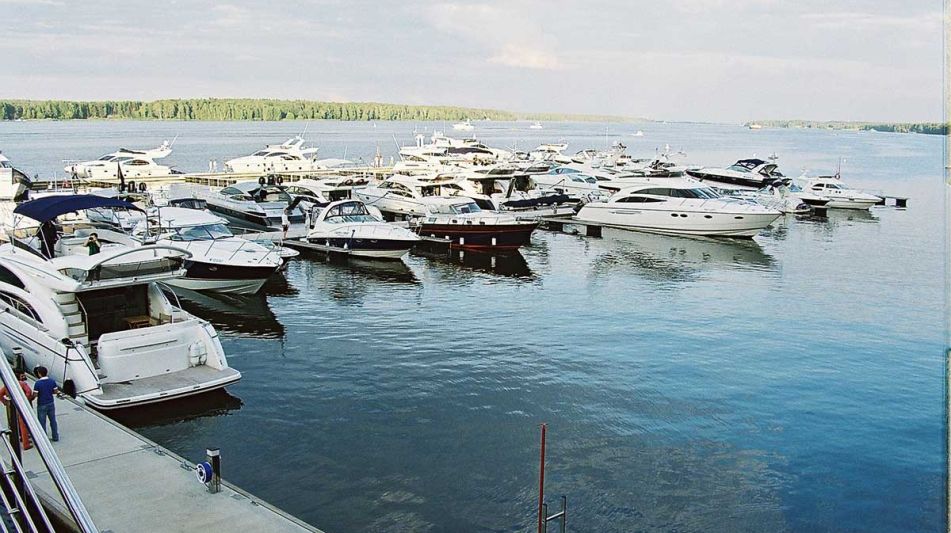 Участок на озере в гольф Пестово