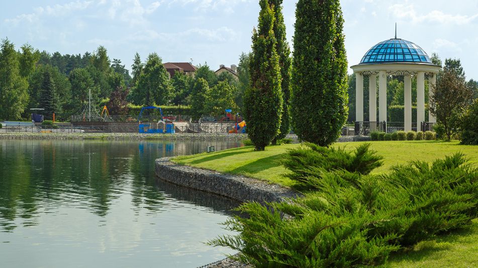 Дом с бассейном в Ренессанс парк