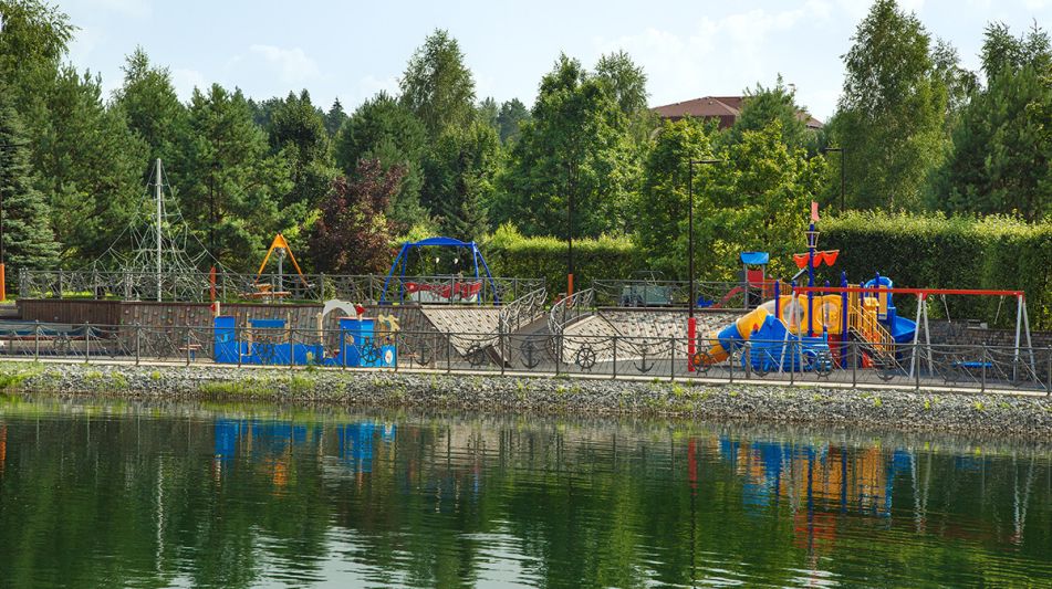 Дом с бассейном в Ренессанс парк