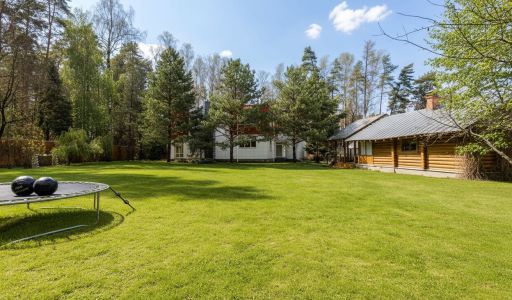 Дом с бассейном в поселке Новинки