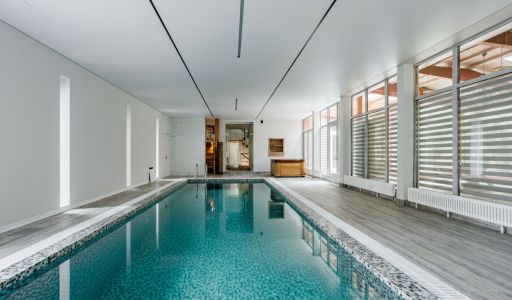 Дом с бассейном в поселке Новинки