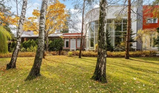 Дом с бассейном в поселке Новинки