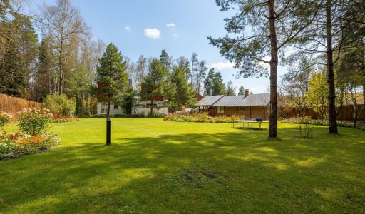 Дом с бассейном в поселке Новинки