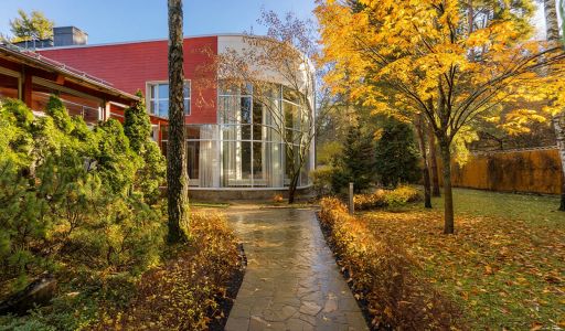 Дом с бассейном в поселке Новинки