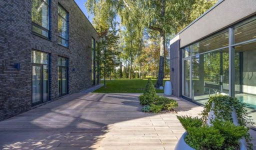 Дом с бассейном в КП Монтевиль