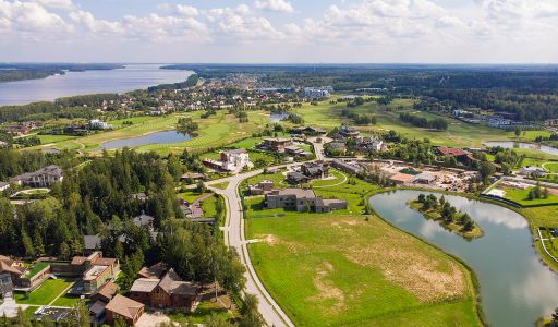Участок у озера в Гольф Пестово