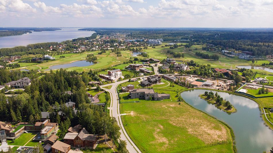 Участок у озера в Гольф Пестово