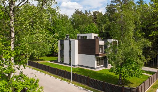 Великолепный дом в лесу в поселке Форест Стоун