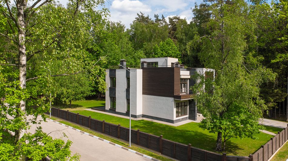 Великолепный дом в лесу в поселке Форест Стоун