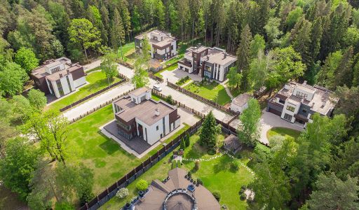 Великолепный дом в лесу в поселке Форест Стоун