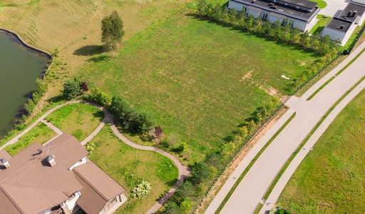 Участок на озере в гольф Пестово