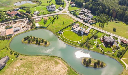 Прилесной участок в гольф Пестово