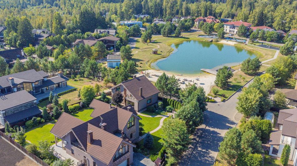 Современный дом у воды в Пестово