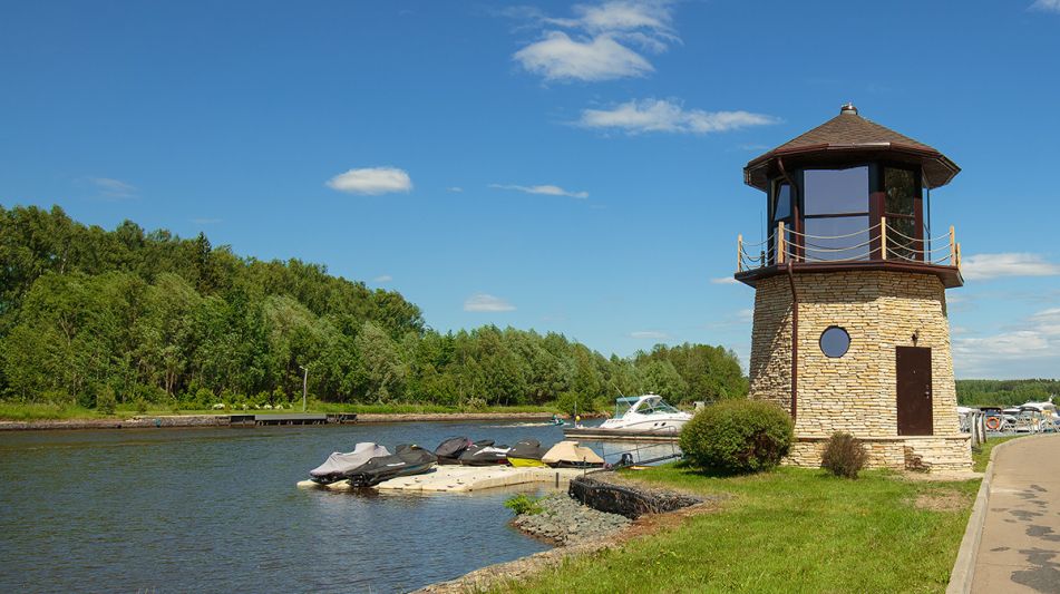 Современный дом у воды в Пестово