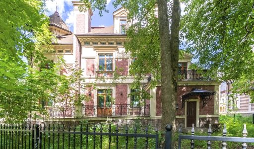 Дом у озера и парка в КП Довиль