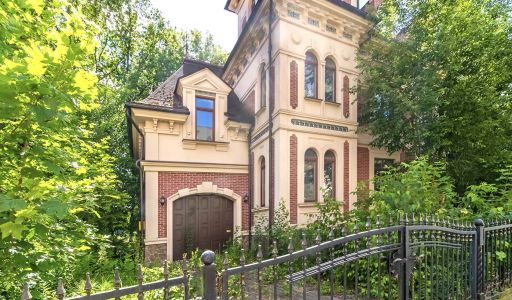 Дом у озера и парка в КП Довиль