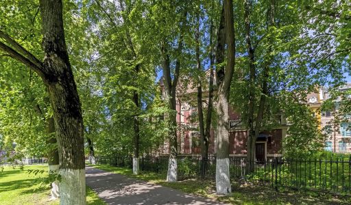 Дом у озера и парка в КП Довиль