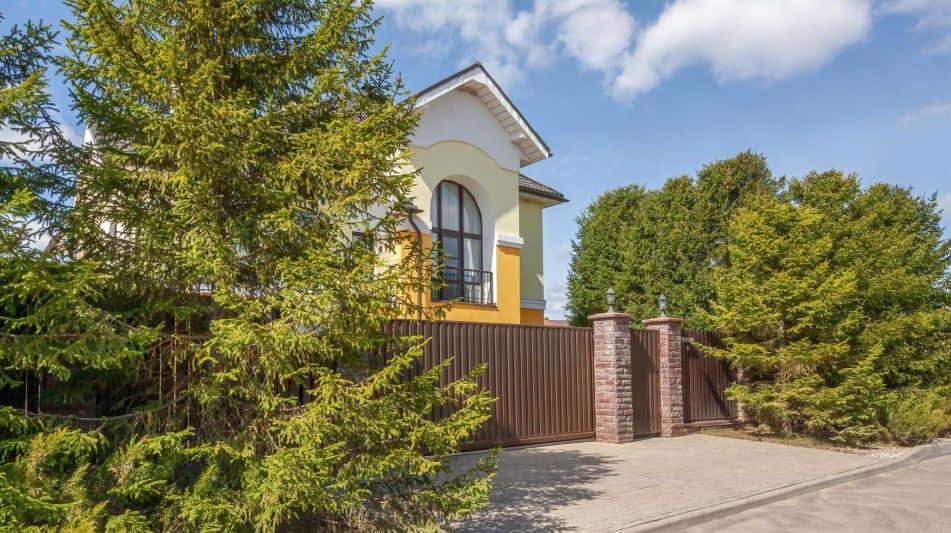 Дом с бассейном в КП Александрово